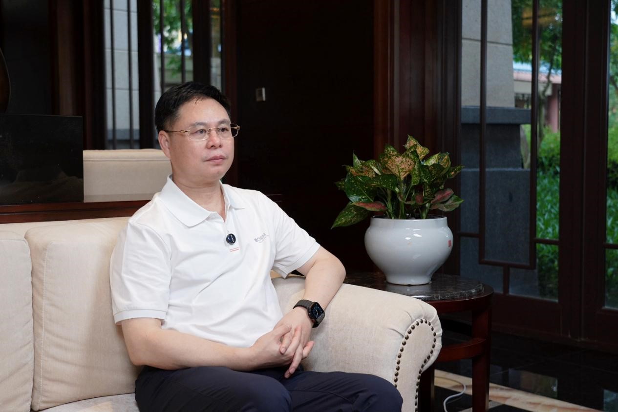 邹新华.jpg